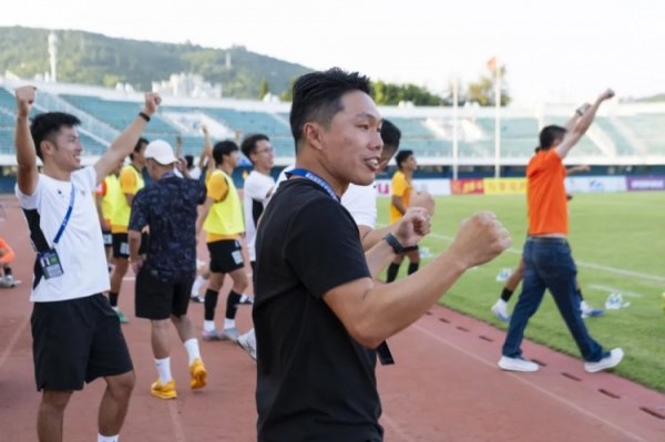 厦门壹零贰陆主指导教练员陈林奇：我们会全力以赴，把第一名  奖杯带回厦门