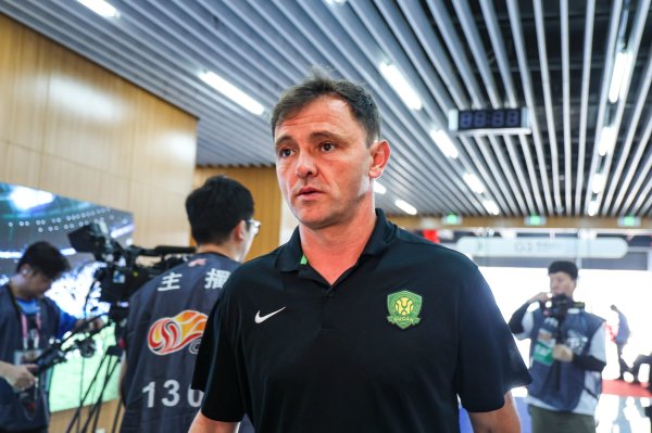 国安代理主帅:半场换三人不是球员有问题,而是想替换队员  改变局面