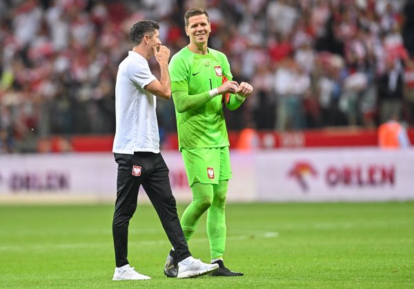 什琴斯尼:不清楚莱万是否能赶上国家德比,但他的伤情没预计严重