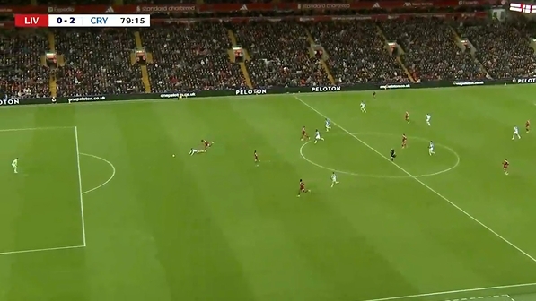 利物浦10人作战!纳洛拉倒单刀赴会的德文尼,被裁判 直红罚下