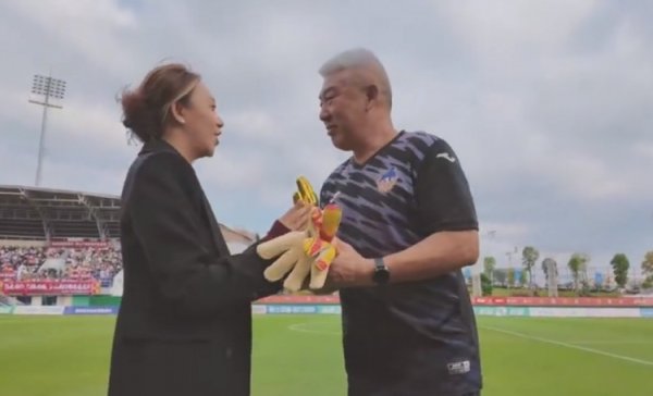 定南赣联为门将指导教练员李伟举行退休仪式，其从事职业指导教练员36年