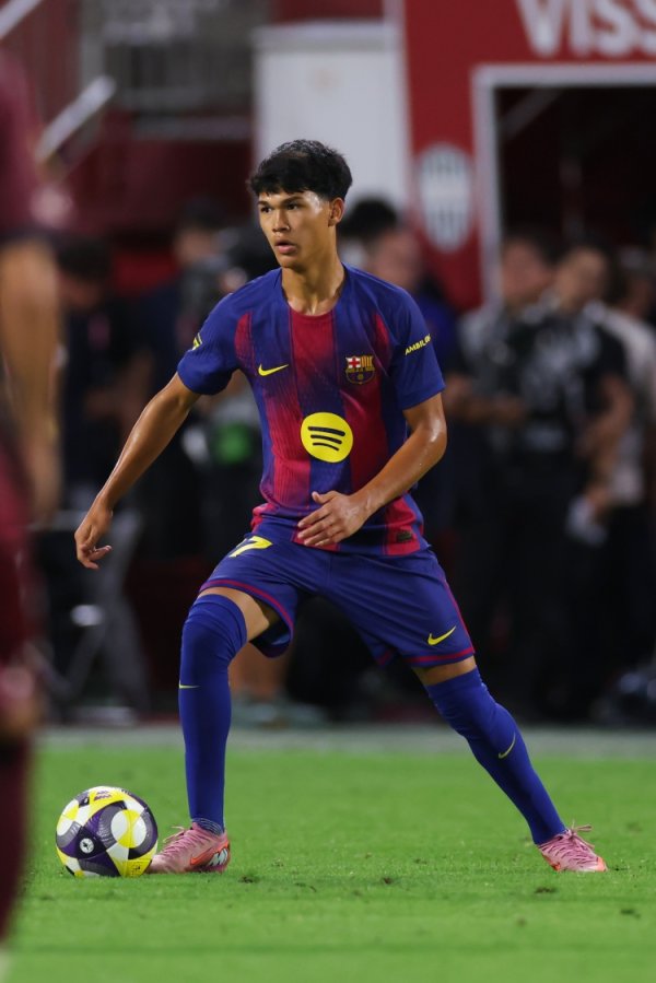 记者：弗里克继续将德罗、托伦茨等小将纳入一线队练习