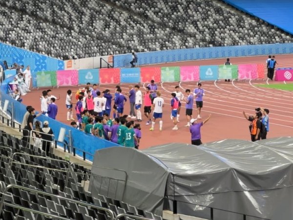 中国澳门球员：我们也有本地职业联赛  ，大多非职业球员，每场收入几百